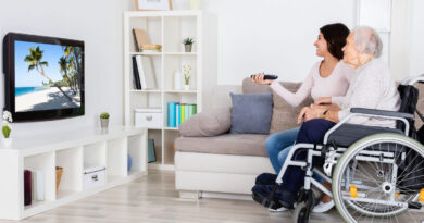 Une personne agée qui regarde la tv