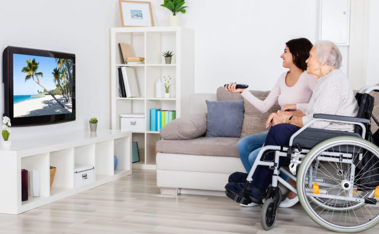 Une personne agée qui regarde la tv