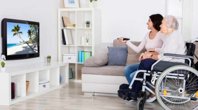 Une personne agée qui regarde la tv