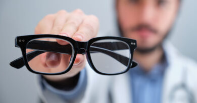 un opthalmo tenant une paire de lunettes