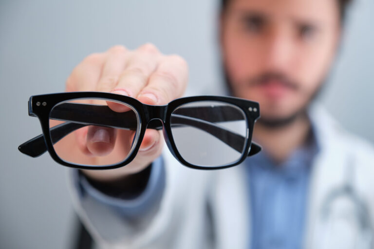 un opthalmo tenant une paire de lunettes