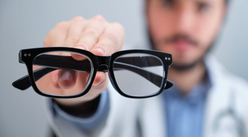 un opthalmo tenant une paire de lunettes