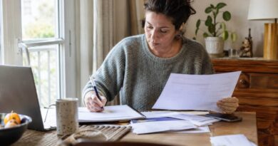 Une femme qui remplit des papiers