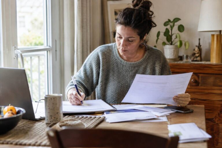 Une femme qui remplit des papiers