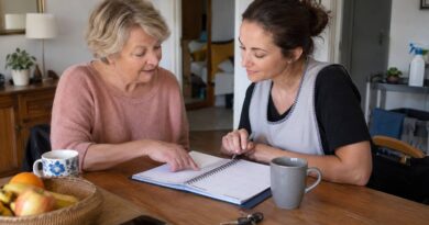 Une personne âgée avec une aide ménagère