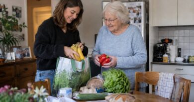 Une personne agée avec une femme qui l'aide à ranger les courses