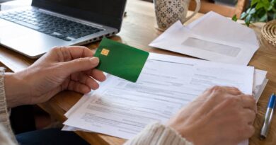 un homme qui tient une carte vitale